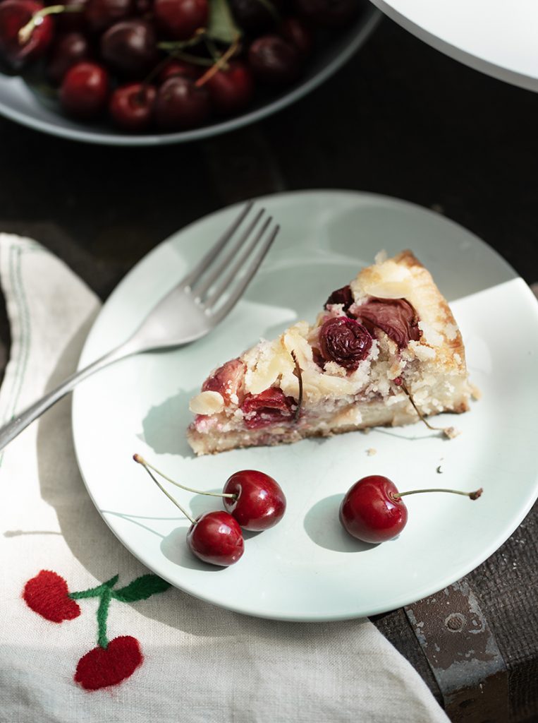 crostata con crema frangipane, pesche e ciliegie