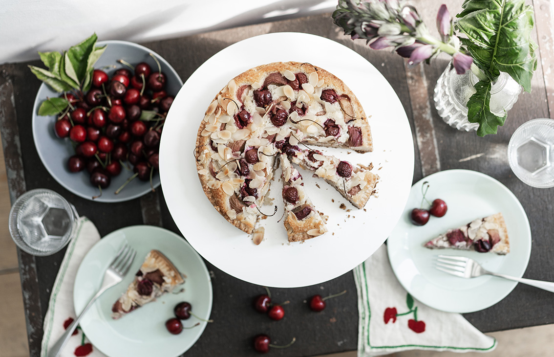 crostata con crema frangipane, pesche e ciliegie