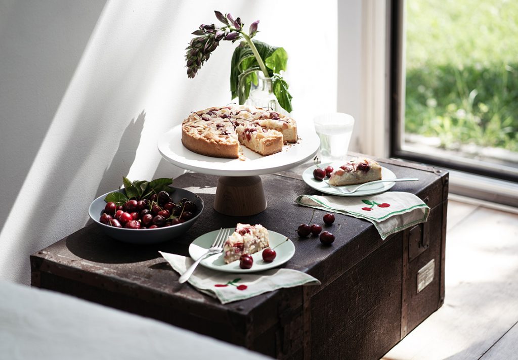 crostata con crema frangipane, pesche e ciliegie